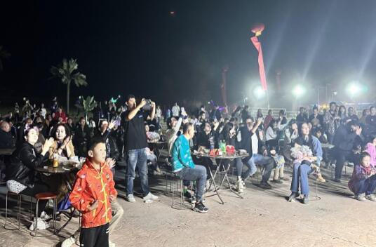 新疆洛浦：在<em>玉龙湾</em>沙漠乐园举行 “大漠摇滚狂欢”主题派对及...