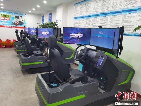 探浙江首家VR+AI驾培馆 “黑科技”让考驾照更“智慧”