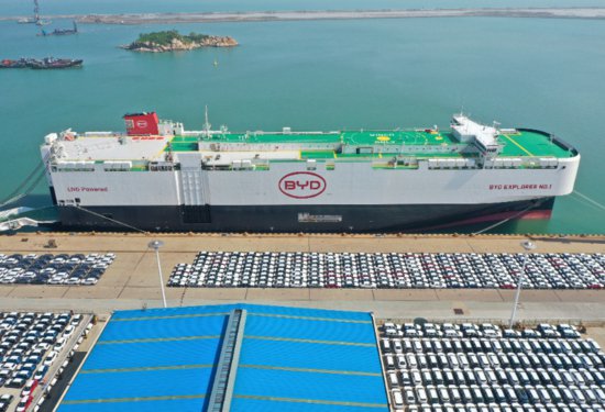 连云港边检高效助力口岸单船最大批量新能源汽车出口