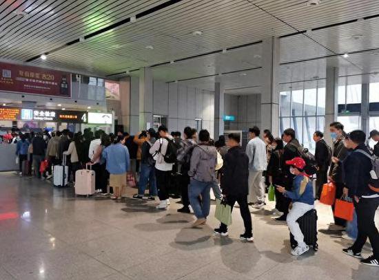 郑州铁路返程客流升温，今日预计发送旅客76.2万人次