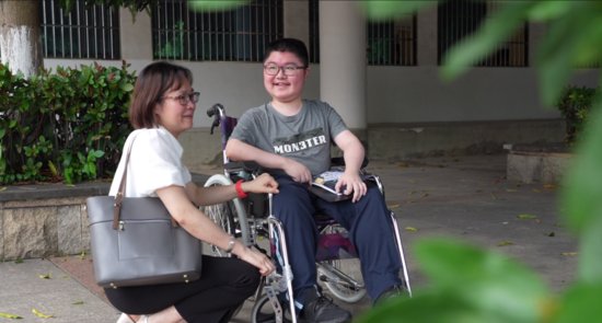 轮椅上的逐梦考生：谢谢你们三年如一日的照顾