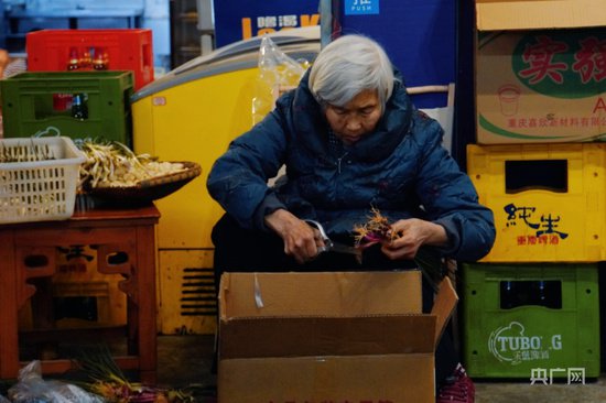 吃“长寿菜” 撸“招财猫” 这家火锅店有位87岁服务员