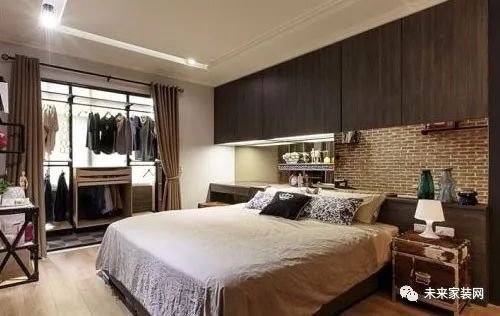 <em>卧室床头</em>装衣柜，小<em>卧室</em>拓展收纳空间的绝佳装修方式！