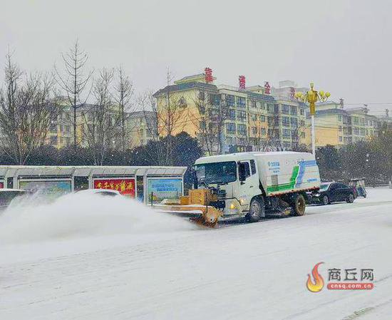 <em>柘城县</em>除雪车辆正在清理积雪