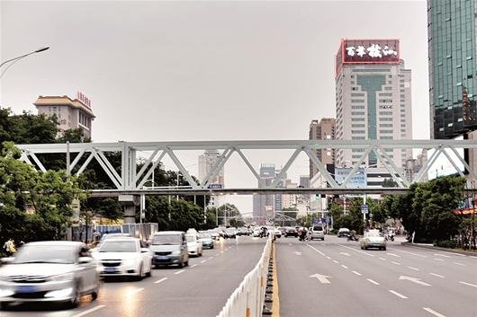 长江大道首座新建人行天桥落成 位于武珞路宝通寺段