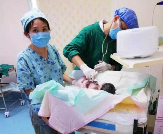 云南男婴出生3个月确诊脑瘫，被妈妈抛弃，外婆携孙求医10年