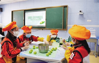 满洲里市第五小学开展传统美食“青团”制作活动