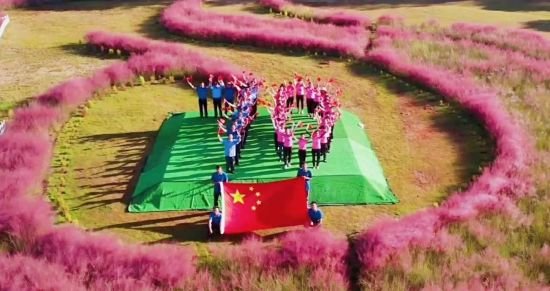 南昌凤凰沟：粉色花海唱响《我和我的祖国》