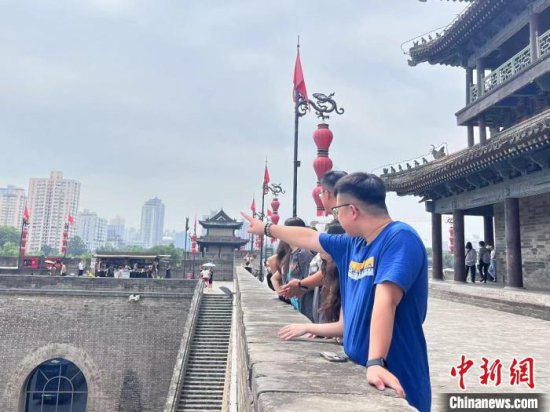 台湾青年在陕畅游“历史海洋”：登上城墙才知“长安”<em>是何意</em>