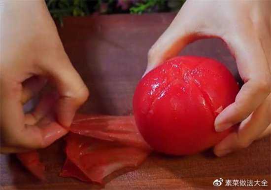 西红柿不要再炒鸡蛋，教你一个新吃法，营养又解馋，太香了