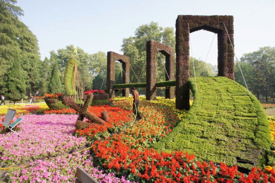 武汉有一大型现代园林公园，里面的景观比较多，不要门票对外...
