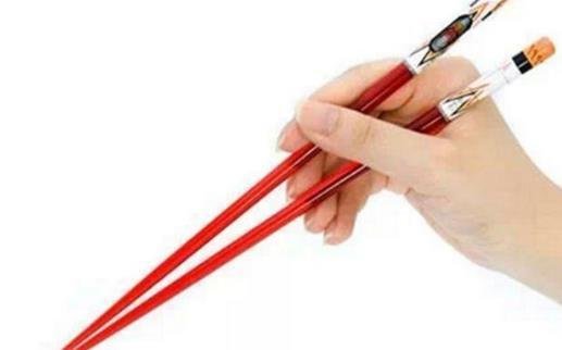 心理学：通过吃饭拿筷子的4种方式，测出你<em>属于什么命</em>？建议看看
