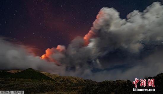 埃特纳火山灼热熔岩喷向<em>天空</em> 为世界最活跃火山之一