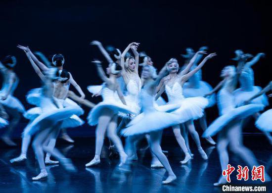 中芭在香港演绎<em>古典</em>芭蕾舞剧《天鹅湖》之美