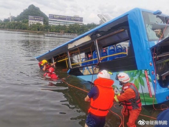 贵州坠湖<em>大巴车</em>被打捞出水 部分人员获救