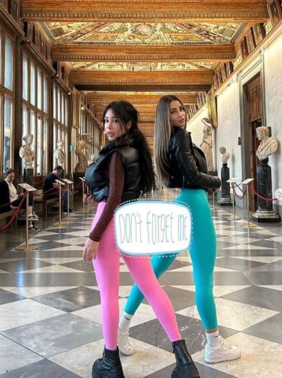 意大利两名模特身穿透视装与<em>世界名画</em>合影惹争议，艺术家表示...
