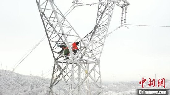 <em>40米</em>高塔上除冰的电力人：“比硬骨头还硬的人”