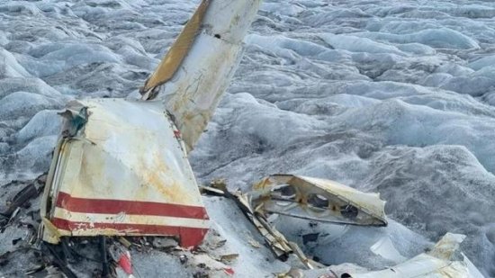 全球变暖人类该<em>觉悟了</em>！冰川融化后出现了54年前坠机的残骸