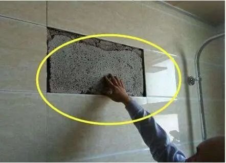 <em>卫生间做地砖</em>上墙总是掉？老泥工家都这样做，不空鼓更牢固！