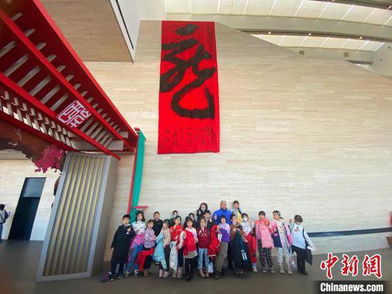 （新春走基层）天津：两名书画家合作7.5米巨幅“龙”字迎新年
