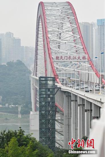 重庆：朝天门长江大桥安装电梯 方便民众出行