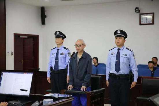 贵州省住房和城乡建设厅原厅长张鹏受贿案开庭 被控受贿2442万
