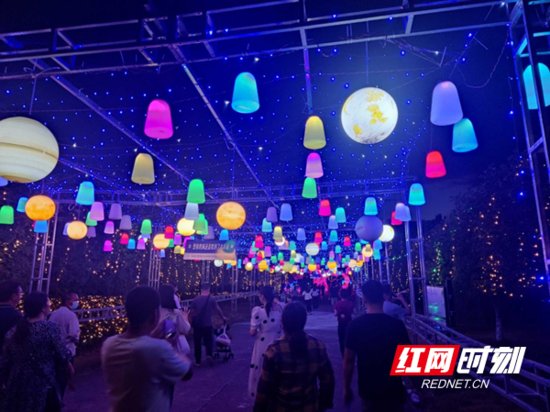 湘乡水府旅游区：梦幻星空灯光盛宴 打造滨水夜间经济集聚区