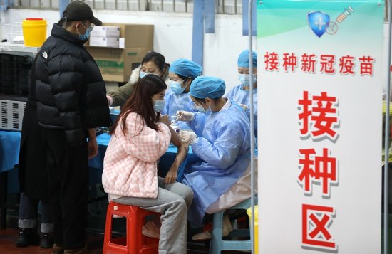 安徽：高校师生接种<em>新冠疫苗</em>加强针