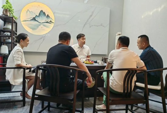 烤鸭专业委员会抵达郑州，啥事没干直奔鸭舞优北京烤鸭门店