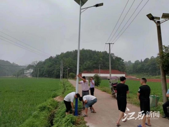 萍乡湘东区：安装路灯暖民心，照亮乡村振兴路