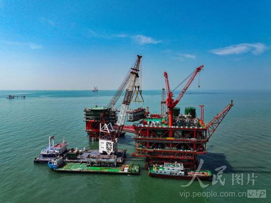 山东东营：海上油田大型吊装安全高效