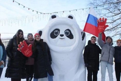 冰墩墩火到俄罗斯: 小朋友绘画表白 公园建800公斤雪雕供打卡