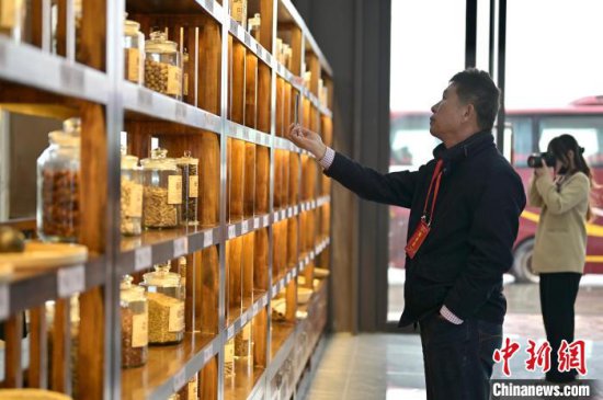 海外华文媒体探访中国最大香料集散地