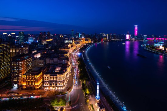 浦江两岸上演庆祝新中国成立70周年灯光秀