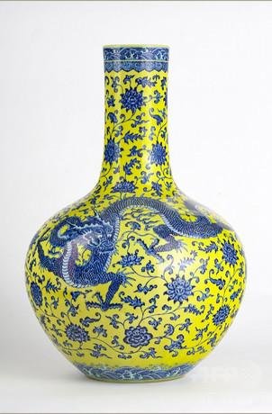 中国<em>瓷花瓶</em>在瑞士拍出500万法郎天价 是估价1万倍