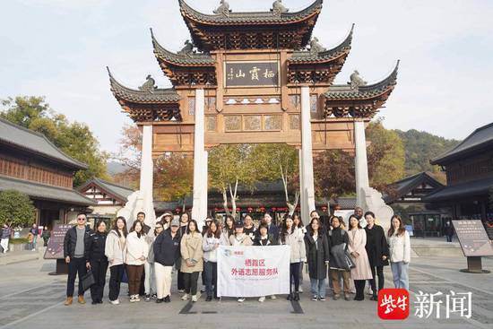 南京栖霞外语志愿服务队开展国际语言环境建设“啄木鸟行动”