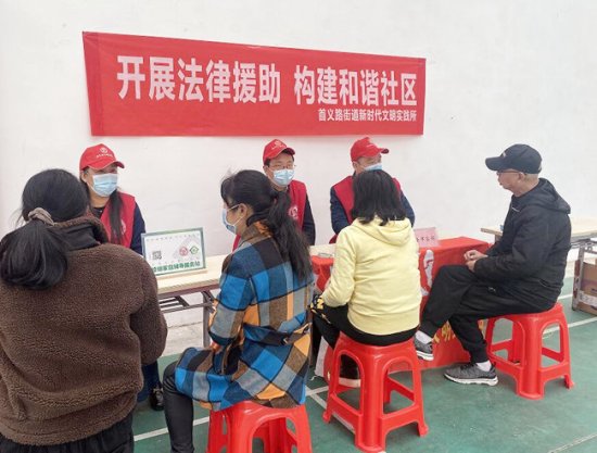 <em>武昌首义路</em>街开展法律援助志愿服务进社区活动
