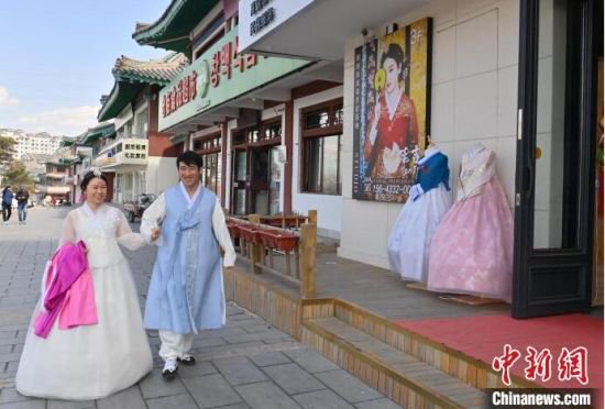 中国朝鲜族服饰旅拍走红 年轻人钟爱“民俗写真”