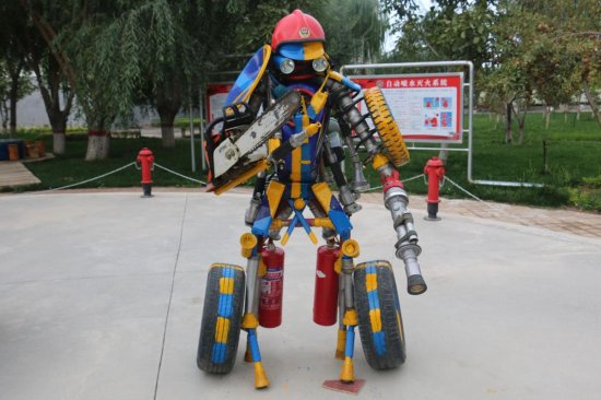 厉害！新疆阿克苏消防员<em>用</em>报废零件打造“消防机器人”