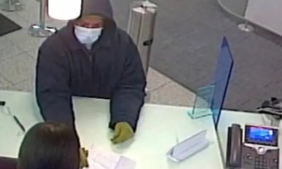 美国男子抢银行递纸条称“很快会还” 刚过半小时就被抓