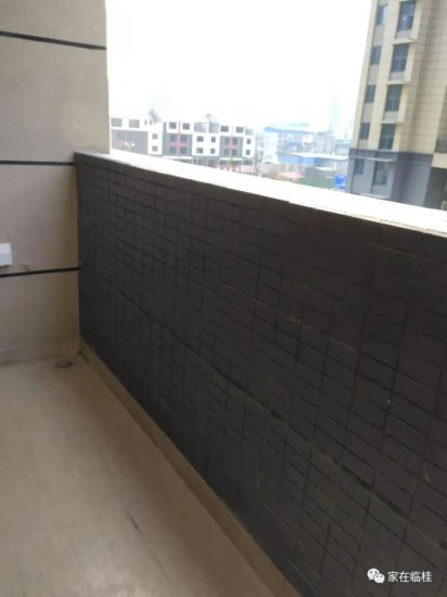 桂林一小区有业主收房时货不对板，阳台栏杆变实体墙！