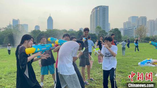 中外学生广西共度泼水节 促进文化交流