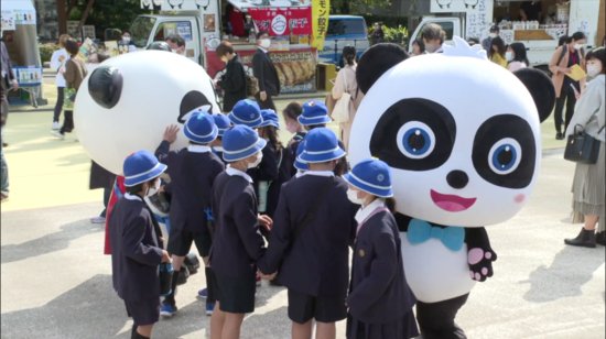 全球连线 | 买邮票、挂配饰，日本民众“过节式”庆祝大熊猫到来...