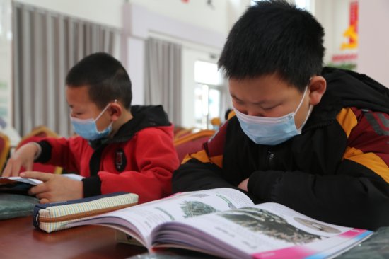 博湖县：新时代乡村阅读季 伙伴们读书乐融融