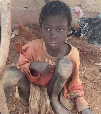 尼日利亚12岁男孩被栓牲口<em>棚</em>2年 家人却住舒适<em>房间</em>