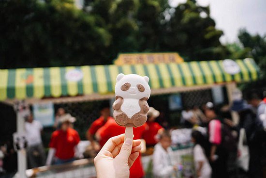四川文旅吉祥物熊猫“安逸”免费派发冰淇淋 在宽窄巷子一口吃掉...
