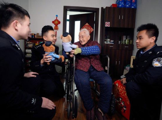 春节前夕，南京民警探望103岁孤寡老人