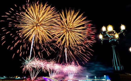 黑龙江黑河举行2023迎新年大型焰火活动