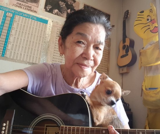 抱着狗狗，吉他弹唱<em>英文歌</em>，这位泰国奶奶火了