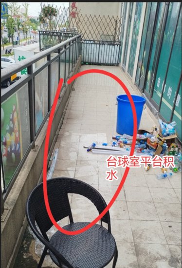 南昌县：万科天空之城南门商铺“开小灶’违法占用停车位